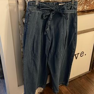 Universal Thred wide leg, high rise cropped denim pants with bow. Size 8/29
